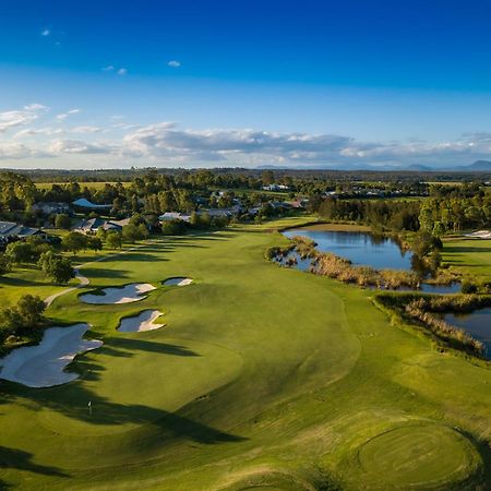 Chateau Elan At The Vintage Поколбін Екстер'єр фото The 18th hole at The Lakes Golf Club
