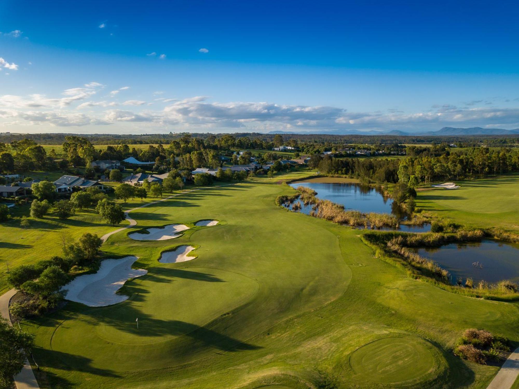 Chateau Elan At The Vintage Поколбін Екстер'єр фото The 18th hole at The Lakes Golf Club
