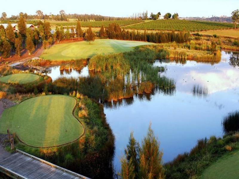 Chateau Elan At The Vintage Поколбін Екстер'єр фото The 18th hole at the Links Lady Bay Golf Club